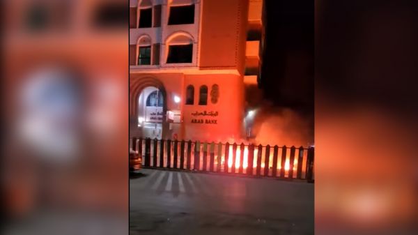 اندلاع حريق هائل داخل سوق سوداء للمشتقات النفطية بصنعاء