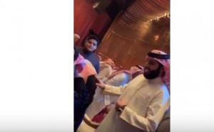 شاهد بالفيديو.. رد فعل تركي ال الشيخ على دموع زوجة الفنان ابو بكر سالم في حفل تكريمه