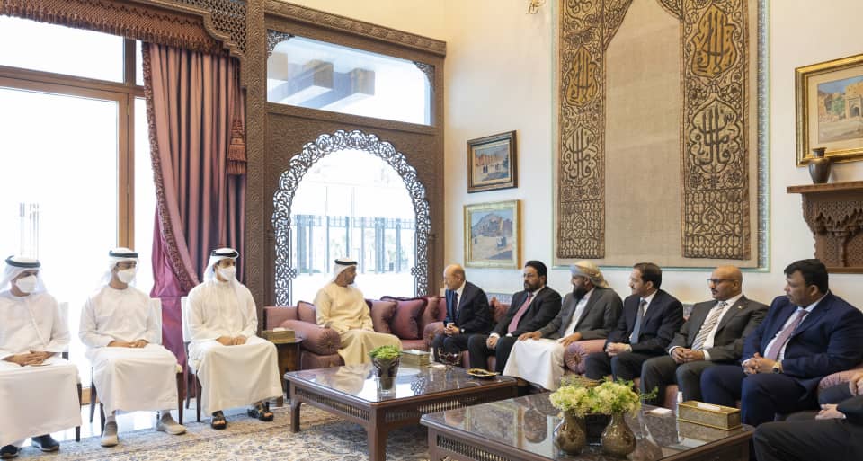 رئيس مجلس القيادة الرئاسي يعقد جلسة مباحثات مع ولي عهد أبوظبي (تفاصيل+صور) 