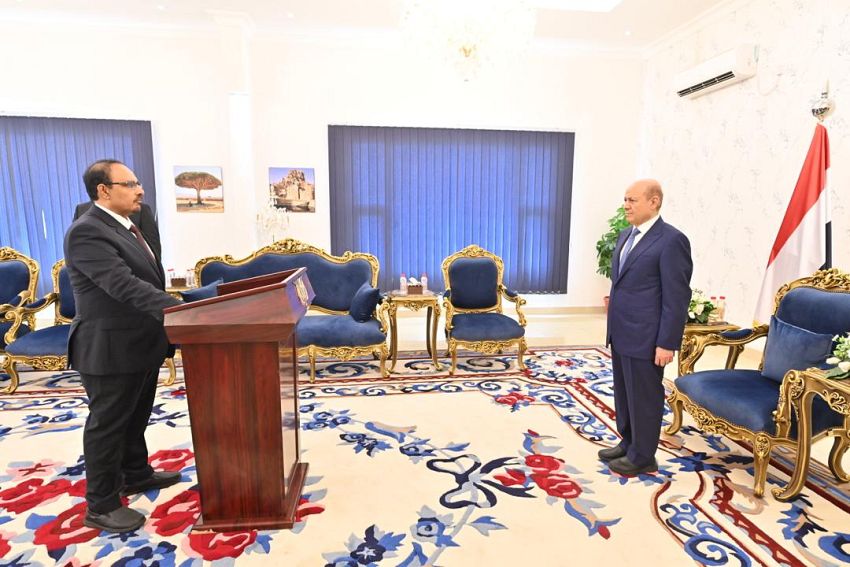 محافظا حضرموت وسقطرى يؤديان اليمين الدستورية امام رئيس مجلس القيادة الرئاسي