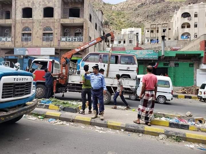 بتوجيهات واشراف مباشر من الوكيل جامل.. حملة إزالة هياكل السيارات التالفة من شوارع تعز تتواصل لليوم الثالث على التوالي