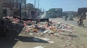شوارع "الضالع" تتحول إلى مقلب كبير للقمامة وبحيرة للمجاري