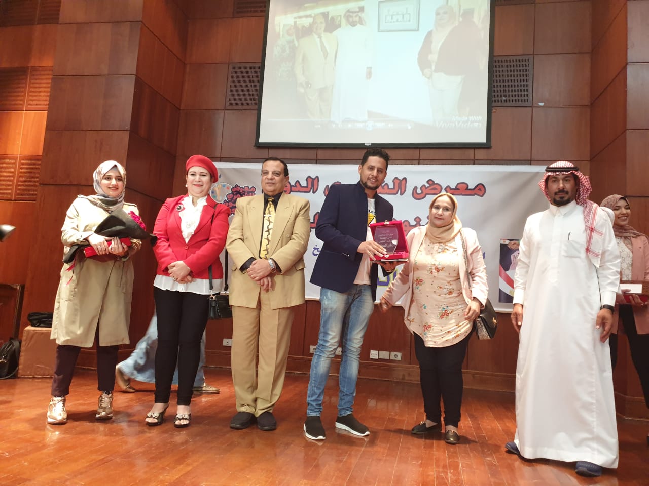 فنان يمني يفوز بجائزة عربية في الفن التشكيلي (الاسم + الصورة)