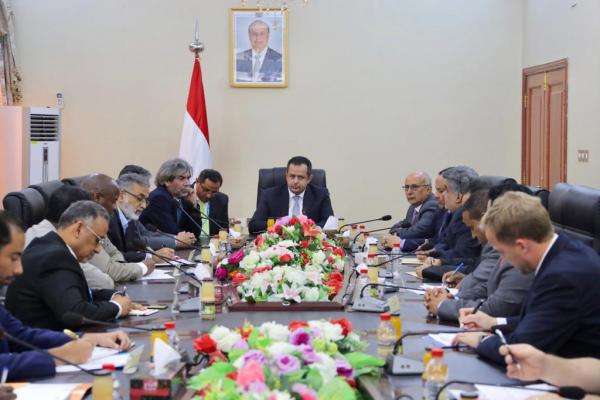 رئيس الوزراء يؤكد ان معالجة الكارثة الإنسانية في اليمن تكمن في معالجة جذورها