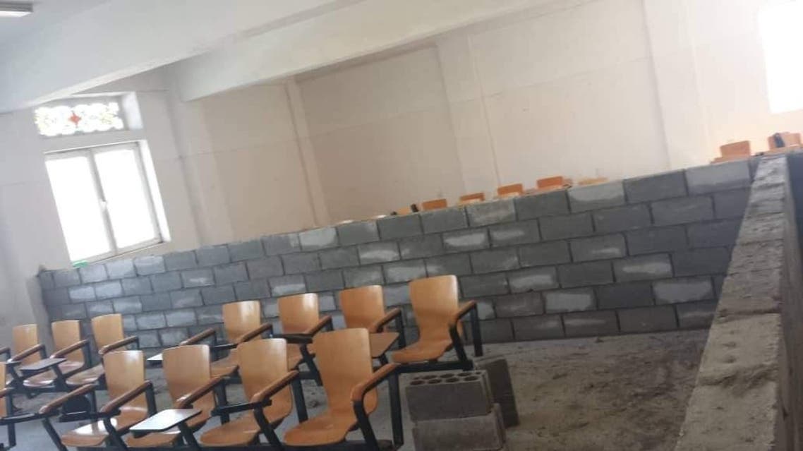 صنعاء.. جدران أسمنتيه حوثية للفصل بين طالبات وطلاب الجامعات (صورة)