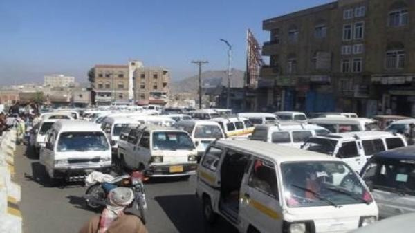 مع ازدهار السوق السوداء : ارتفاع أجور المواصلات في صنعاء بسبب افتعال المليشيات لأزمة المشتقات