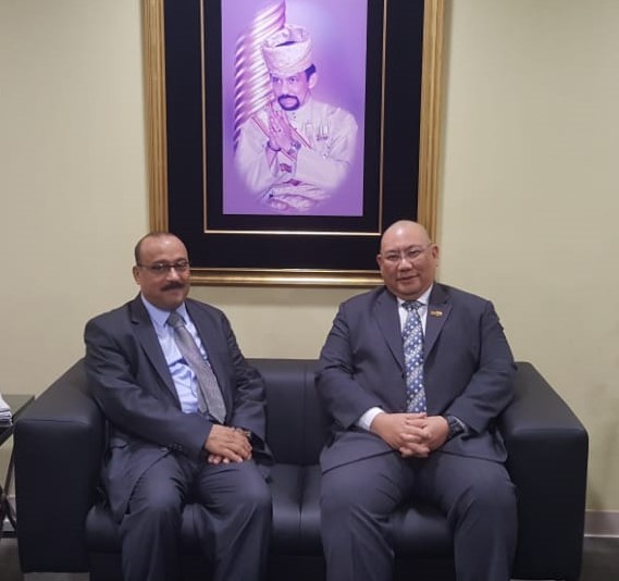 السفير الشميري يبحث مع مسؤولاً بروناوياً التعاون في المجال الإعلامي