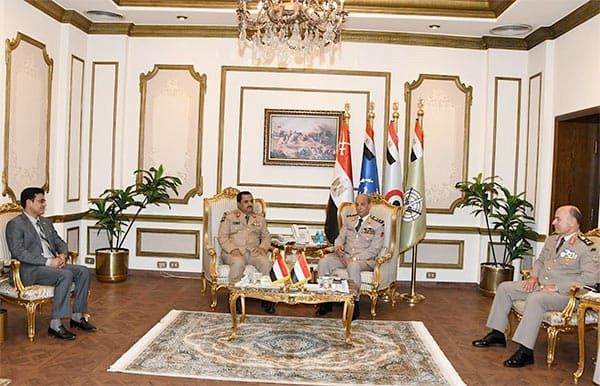 وزير الدفاع يلتقي القائد العام للقوات المسلحة المصرية