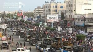  عرض عسكري كبير مهيب بمختلف الاسلحة لجماعة الحوثي وقوات العمالقة ترد (صورة)