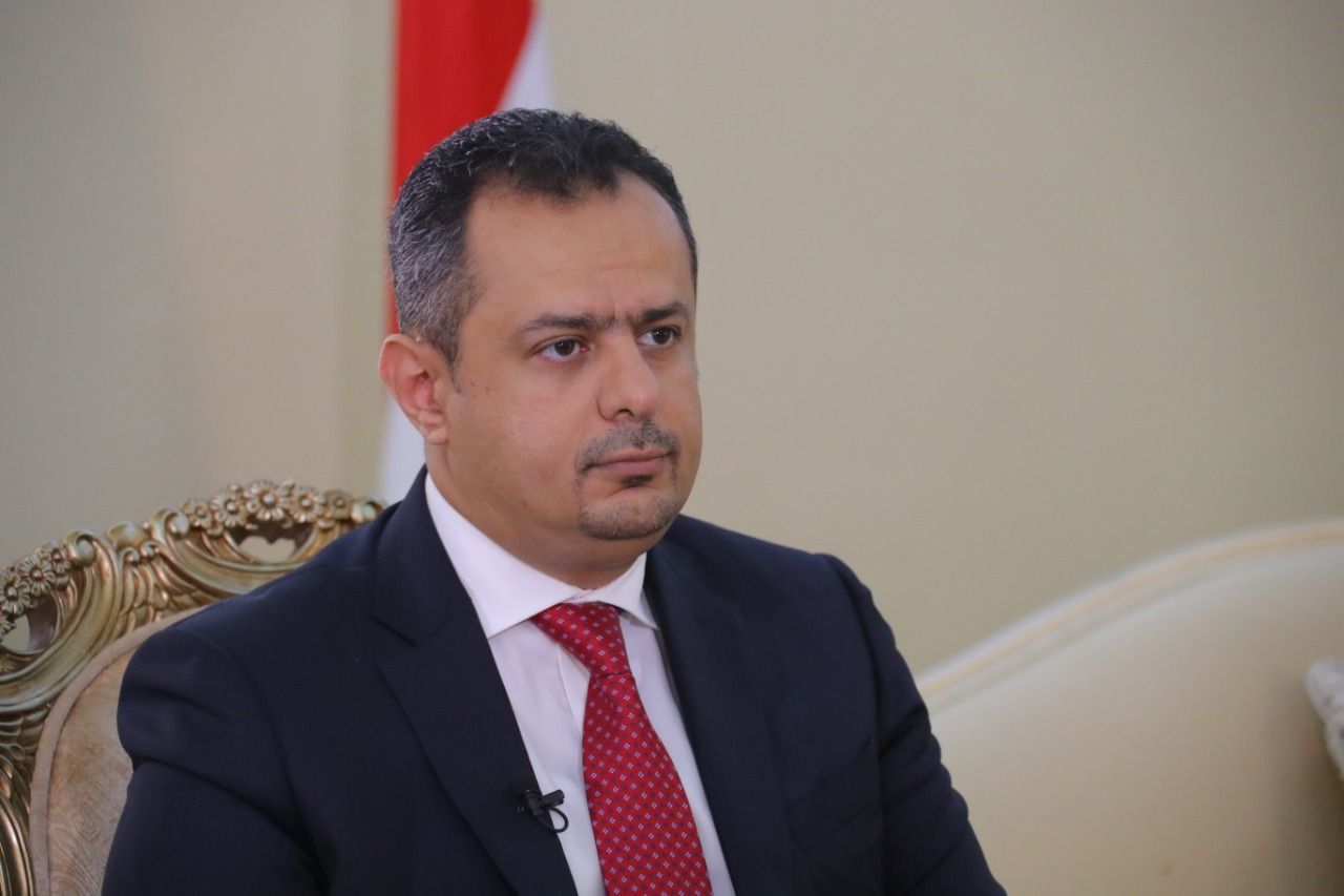 رئيس الوزراء: الحكومة تتعامل بمسؤولية وطنية واخلاقية مع تخفيف التبعات الإنسانية التي يعاني منها الشعب اليمني