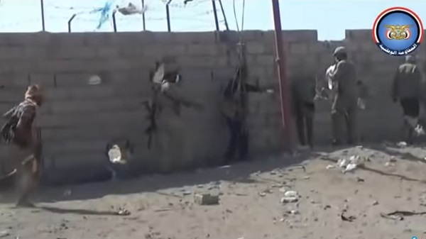 شاهد وحدة اقتحامات خاصة تباغت المليشيات الحوثية داخل مدينة الحديدة (فيديو)