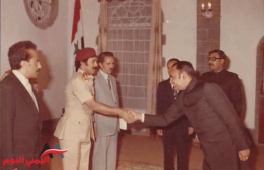 ( صور نادرة ) سفير دولة عظمى " مخزن " بالبدلة الرسمية قبيل أن يصافح " علي عبدلله صالح "