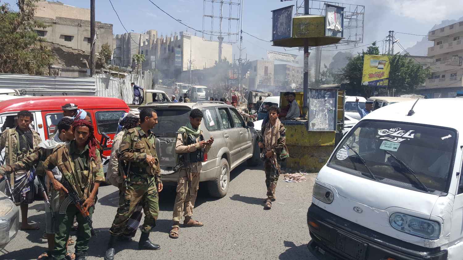 شاهد بالصور .. مساعد مدير أمن تعز يفض الإحتجاجات ويشارك برفع مخلفات أعمال الشغب 