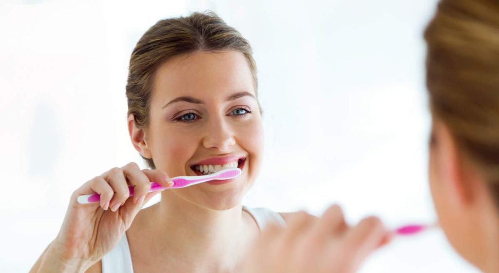 التكاسل عن غسل الأسنان.. دراسة تكشف "عواقب وخيمة"