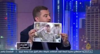 سياسي لبناني يرفع صورة قائد القوات المشتركة في اليمن باستديو قطر..ويشيد بدور التحالف العربي