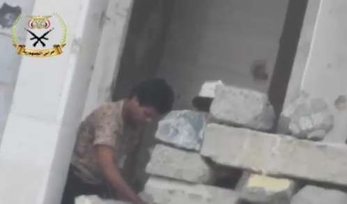 شاهد بالفيديو.. مليشيا الحوثي تستحدث متارس في منازل مدينة الحديدة