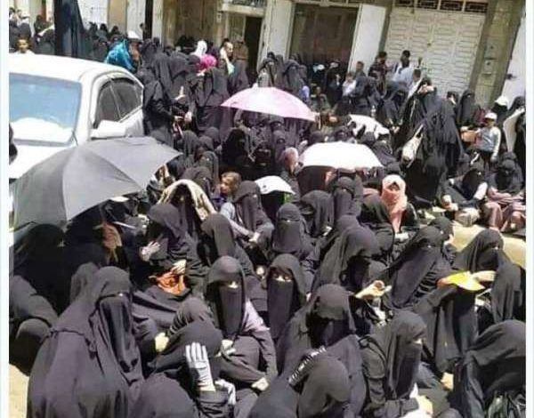 فيديو .. زينبيات الحوثي يعتدين على متظاهرات بصنعاء بالضرب والرشق بالحجارة والاعتقال