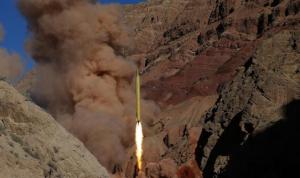 شاهد التحـالف العربي يرصد صاروخاً باليستياً للحوثيين سقط في البحر الأحمر.. شاهد المفاجأة الصادمة والهدف الذي كان سيصل اليه !