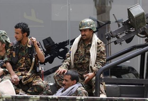 وسط تكتم شديد.. الضنك تفتك بمقاتلي الحوثيين في معسكر بالحديدة