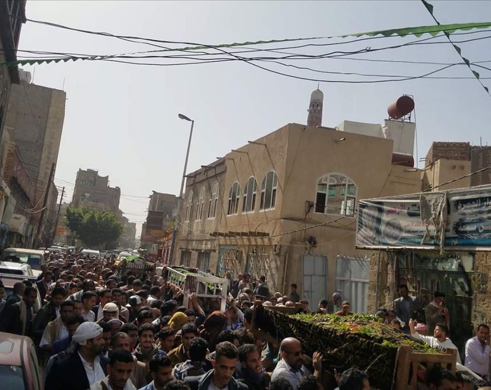 موكب تشييع جثامين ضحايا انفجار اسطوانة الغاز بصنعاء يتحول الى مظاهرات