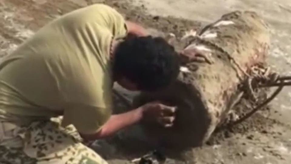 شاهد.. تفكيك رأس صاروخي حوله الحوثي للغم بالحديدة