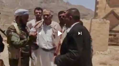 شاهد بالفيديو.. أحد مشايخ قبيلة العود يبيع بلاده للحوثيين وهذا هو المقابل..! 