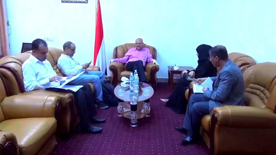 محافظ تعز يلتقي ممثلي منظمة كير والهلال الاحمر اليمني