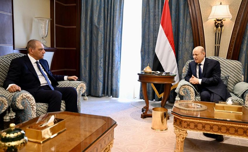 رئيس مجلس القيادة يلتقي السفير المصري لدى بلادنا في عدن ويؤكد عمق العلاقات الثنائية بين البلدين