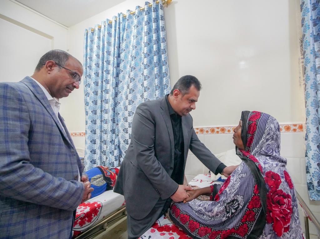 رئيس الوزراء يقوم بزيارة دار العجزة ورعاية المسنين ويقدم التهاني والهدايا العيدية لنزلائها (صور) 