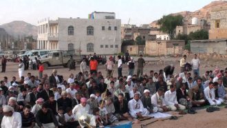 مليشيا الحوثي تعتدي على مجموعة من المواطنين بسبب أدائهم لصلاة العيد وتقتادهم مع الامام الى جهة مجهوله بصنعاء