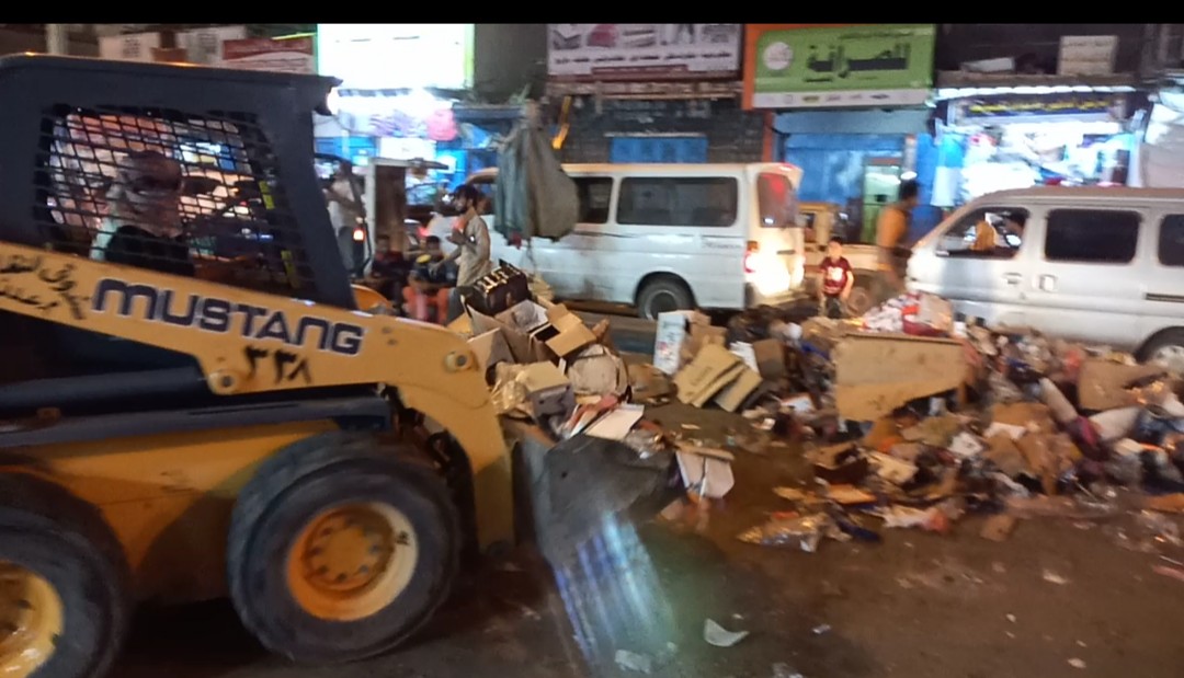 مدير عام الشيخ عثمان يغلق أحد فروع شركات الصرافة لرفضه إستلام العملة الوطنية فئة " 200 " ريال الجديدة