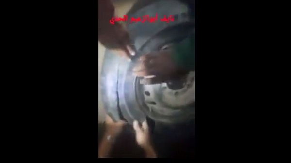 كانت بطريقها إلى عدن.. شاهد كيف تم احباط عملية تهريب سلاح وذخائر تم إخفائها بطريقة غريبة (فيديو)