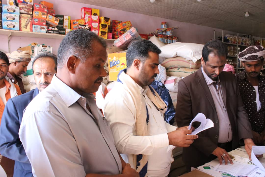 شاهد بالصور .. وكيل محافظة المهرة الأول يطلع على سير حملة ضبط الأسعار بأسواق المحافظة ..«تفاصيل»   