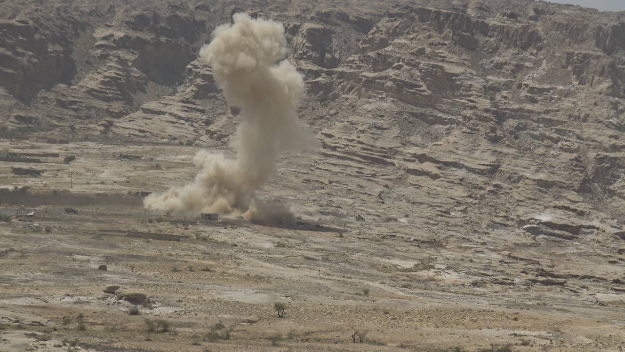مدفعية الجيش تقصف تجمعا حوثيا في المتون بالجوف