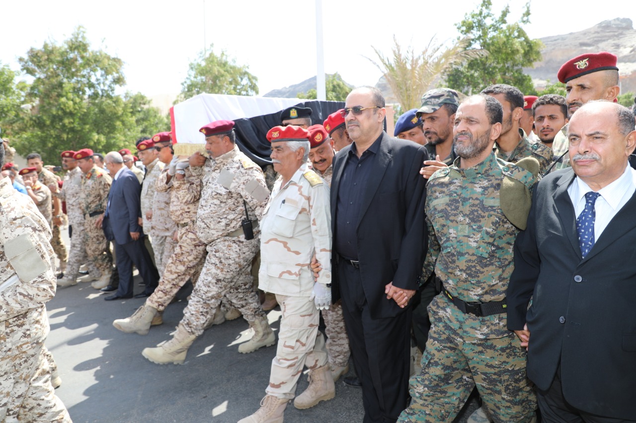 نائبا رئيس الوزراء ورئيس الاركان وقيادات الدولة يشيعون جثمان الشهيد اللواء الزنداني ..«تفاصيل»