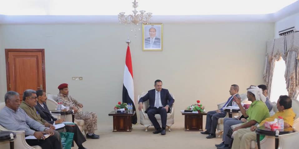 رئيس الوزراء يؤكد دعم الحكومة لقيادة محافظة ابين للقيام بواجباتها