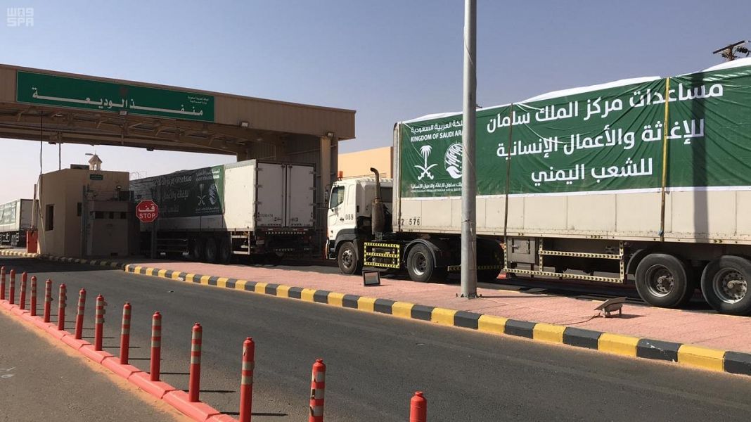 عبور 16 شاحنة منفذ الوديعة تحمل مساعدات اغاثية لعدد من المحافظات