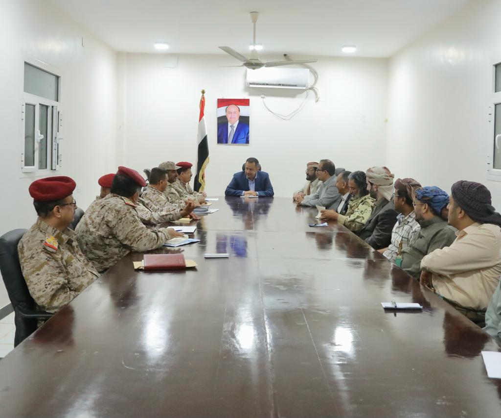 رئيس الوزراء يعقد اجتماعا في مارب مع قيادتي وزارة الدفاع وهيئة الأركان والقيادات العسكرية