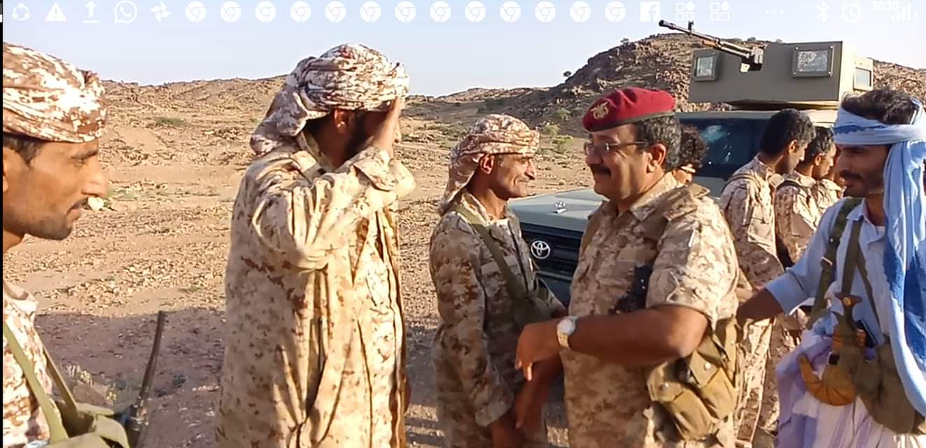 اركان حرب اللواء19مشاة العقيد مساعد عزام الحارثي يقوم بزيارة جميع المواقع الامامية بجبهة الملاجم