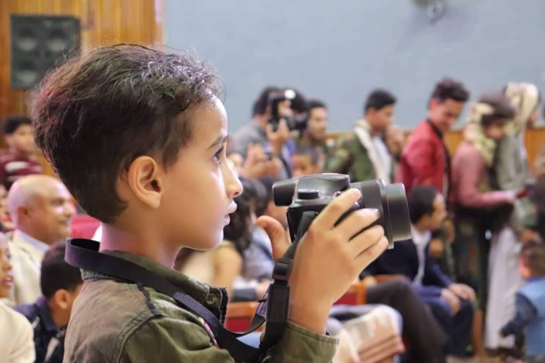 طفل يمني موهوب يشعل مواقع التواصل الإجتماعي (صورة)