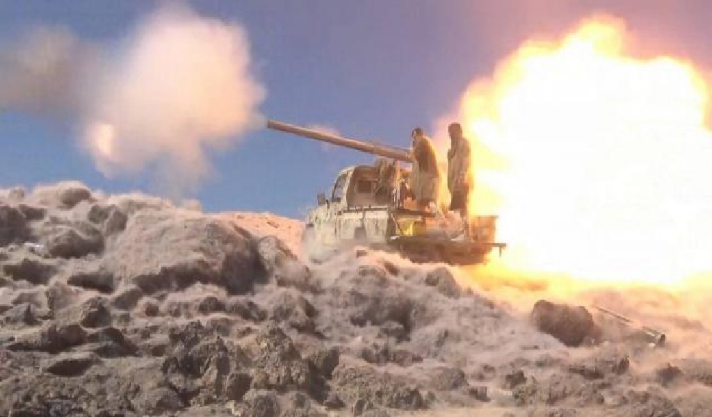 شاهد لحظة استهداف قوات الجيش لإحدى آليات المليشيا الحوثية (فيديو)