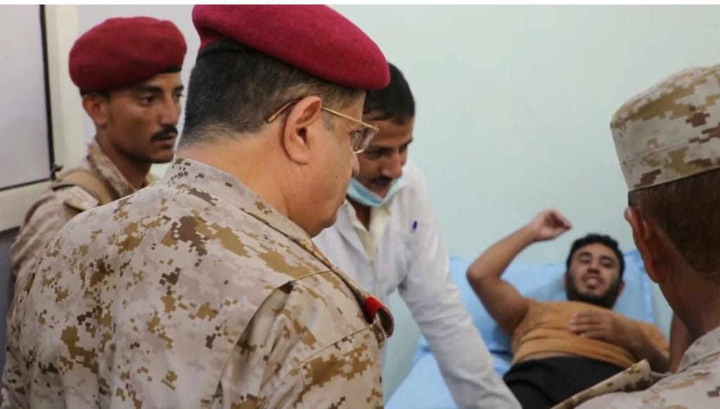 المقدشي يطّلع على الخدمات الطبية المقدمة لجرحى الجيش في مركز العلاج الطبيعي التابع لوزارة الدفاع