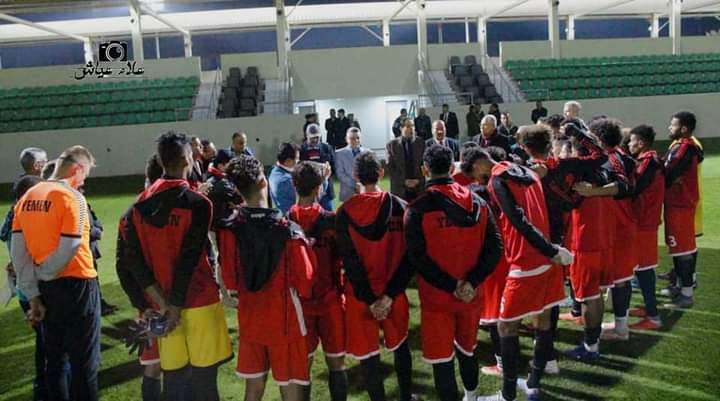 وزير الشباب يحث لاعبي المنتخب الوطني على تقديم أفضل ما لديهم خلال مباريات خليجي 25