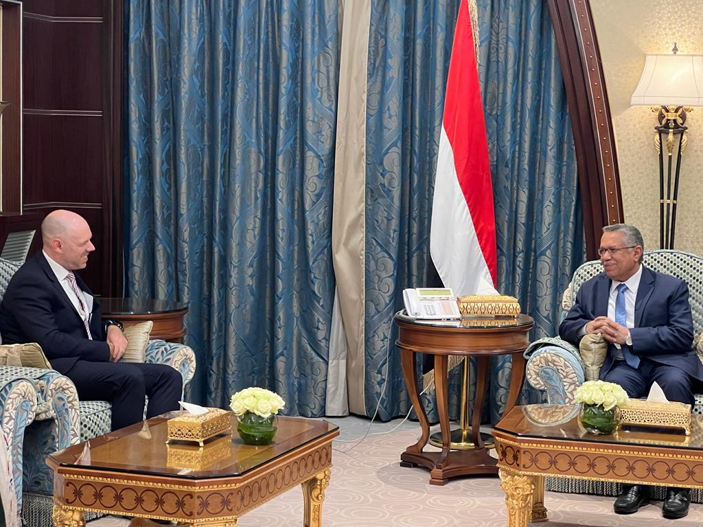 رئيس مجلس الشورى يبحث مع السفير البريطاني آفاق تحقيق السلام
