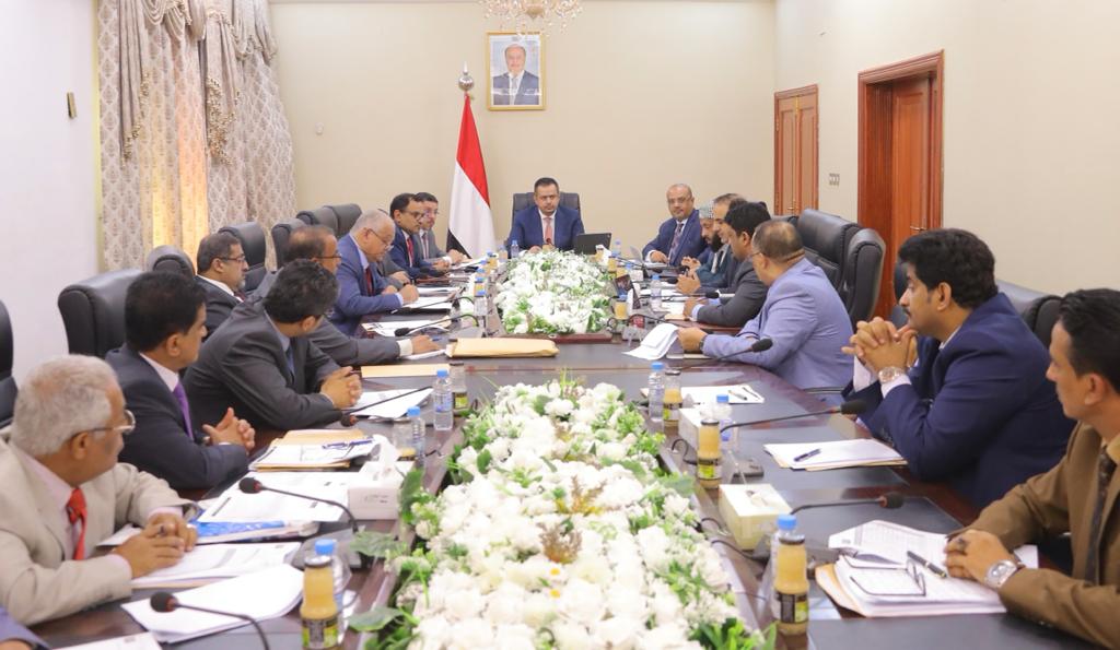  مجلس الوزراء : الحكومة لن تتوانى عن تقديم كل اشكال الدعم والاسناد للمعركة المصيرية للدفاع عن الثورة والنظام الجمهوري وهوية وعروبة اليمن (تفاصيل) 