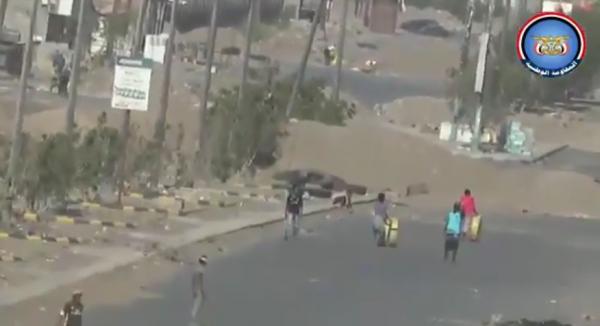 شاهد بالفيديو.. مليشيا الحوثي تسطو على مستودعات تجارية بمدينة الحديدة