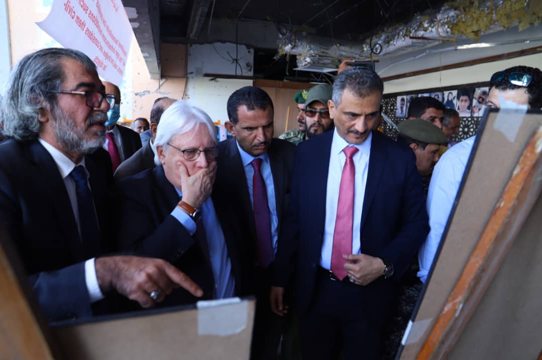 المبعوث الأممي يوقع على عريضة إدانة واستنكار لاستهداف مطار عدن