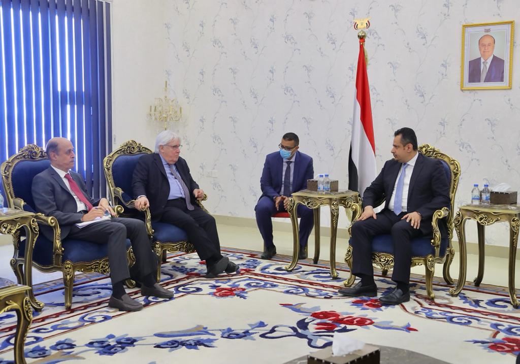 رئيس الوزراء يؤكد للمبعوث الأممي ان التهاون الدولي يشجع مليشيا الحوثي على التمادي في جرائمها بحق المدنيين