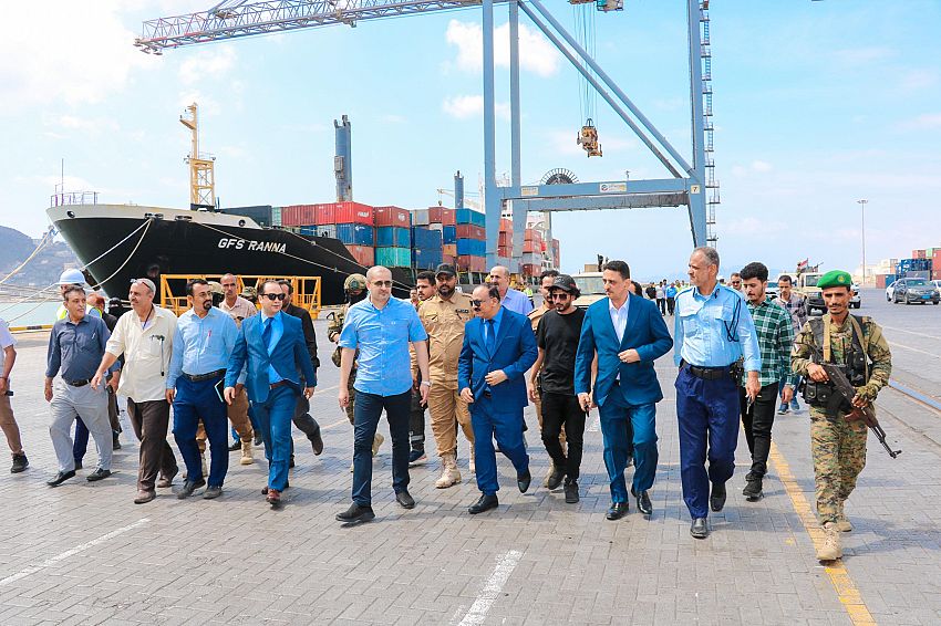 وزير النقل يطلع على سير العمل بمحطة الحاويات بميناء عدن