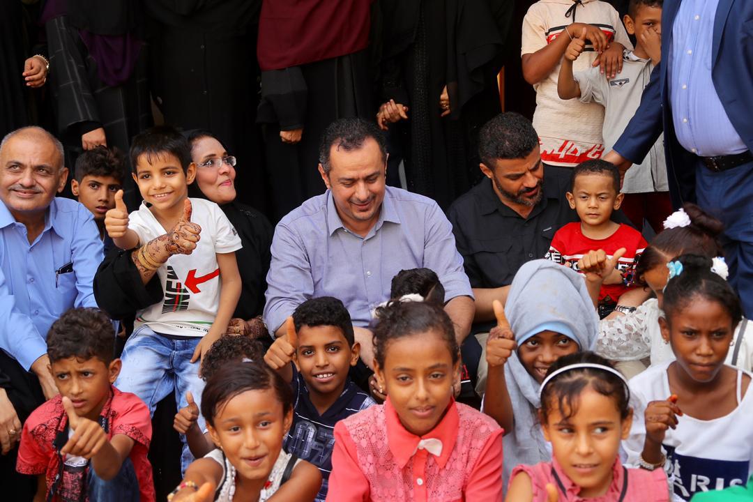  رئيس الوزراء يشارك أطفال مركز الطفولة الآمنة بعدن أفراح عيد الفطر
